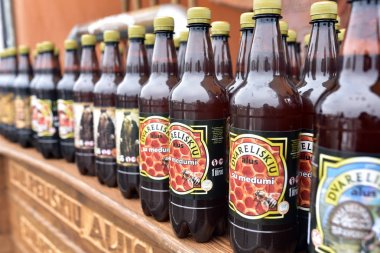 Kaunas - Litvanya / 03.09.2018: Kaunas yerel bira mağazasında yerel bira