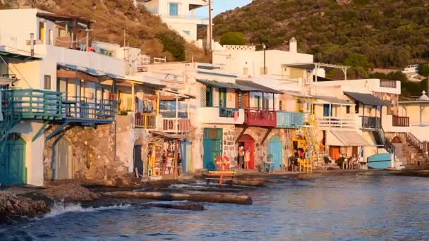 ミロス島 ギリシャ 2017 クリマ 古い村 ミロス島 キクラデス諸島 ギリシャの島 エーゲ海の釣りで夕日 — ストック動画