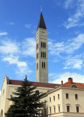 Aziz Peter ve Paul Fransisken Kilisesi ve çan kulesi şehirde Mostar, Bosna-Hersek