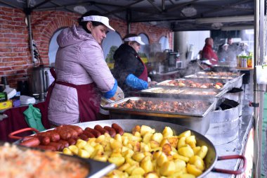 Kaunas - Litvanya / 03.09.2018: sokak gıda market Kaunas City Litvanya, yerel gıda hizmet veren kadın