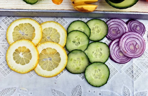 Mutfak masasının üzerinde salatalık, limon, soğan