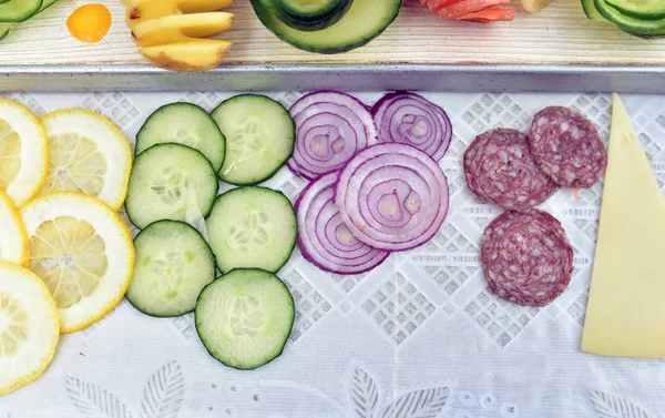 Mutfak masasının üzerinde salatalık, limon, soğan