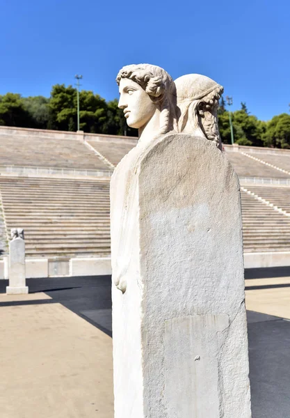 2017 Panathenaic 体育场雅典希腊 在体育场的弧形末端有两个侧面独特的 Herms — 图库照片