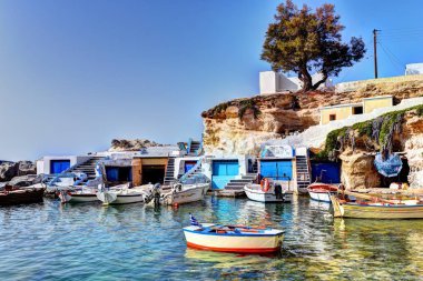 Milos Island - Yunanistan / 09.11.2017: görüntülemek tekneler ve renkli tekne ile Balık tutma Limanı üzerinden evleri, Mandrakia, Milos, Yunanistan