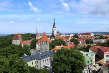 Tallinn manzarası, St Olaf's kilise ve Cruise Ship görünümünü dock uzaktan üst Old Town duvardan, Tallinn, Estonya