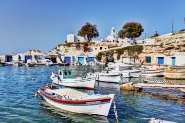 Milos Island - Yunanistan / 09.12.2017: tekne balıkçı önünde evler ile tekne sığınak Mandrakia Köyü, Milos, Cyclades Adaları, Yunan Adaları, Yunanistan