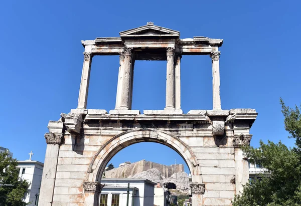 2017 Hadrians 拱在雅典与帕台农神庙在背景看见了 — 图库照片