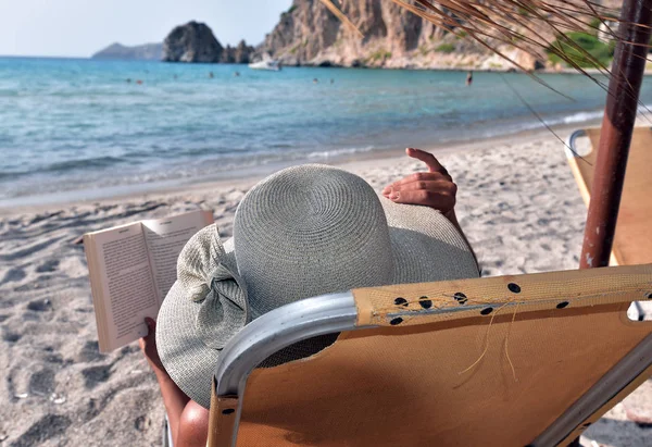 Uma Mulher Turística Está Lendo Livro Relaxando Praia Firopotamos Milos — Fotografia de Stock