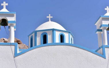 Mavi beyaz Ortodoks kilisesinde Firopotamos balıkçı köyü, Milos Adası, Kiklad Adaları, Yunanistan