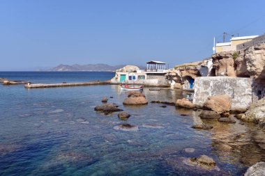 Milos Island - Yunanistan / 09.12.2017: balıkçı tekneleri Mandrakia Köyü Kuzey Sahil Milos Adası ile küçük liman