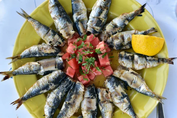 Fruits Mer Sardines Grillées Servies Dans Une Taverne Grecque Traditionnelle Images De Stock Libres De Droits