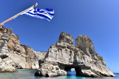Yunanistan, Milos Island, Yunan tekne bayrak Kleftiko Plajı'nda