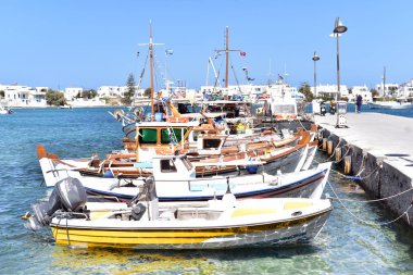Milos Island - Yunanistan / 09.12.2017: Milos island, Yunanistan Pollonia liman ve Köyü sahilinde