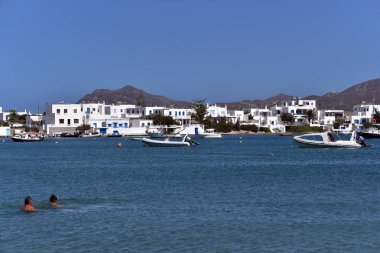Milos Island - Yunanistan / 09.12.2017: aile dostu beach adlı Pollonia, Milos, Yunanistan