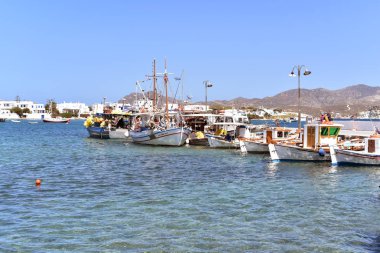 Milos Island - Yunanistan / 09.12.2017: tekneler ve liman Pollonia Köyü, Milos, Yunanistan