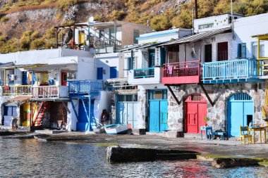 Milos Island - Yunanistan / 09.13.2017: Milos Adası, Cyclades ada grubu, Yunanistan, Avrupa konusunda Klima balıkçı köyü liman yanında renkli evleri