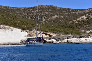 Milos Island - Yunanistan / 09.13.2017: Kleftiko defne, Milos island, Yunanistan içinde güzel sahil şeridi, turistik yatlar