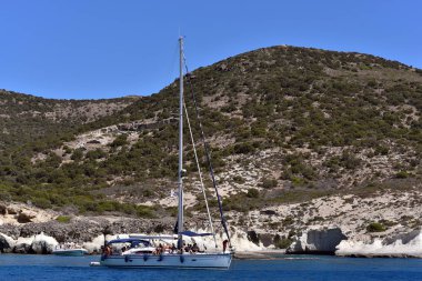 Milos Island - Yunanistan / 09.13.2017: Kleftiko defne, Milos island, Yunanistan içinde güzel sahil şeridi, turistik yatlar