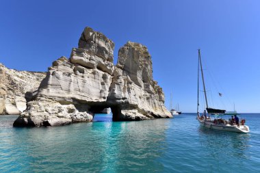 Milos Island - Yunanistan / 09.13.2017: doğal kemer kaya oluşumu ile kristal berraklığında su Kleftiko, Milos, Cyclades, Ege Adaları, Yunanistan