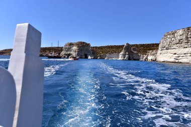 Turistik bir yat Kleftiko bay Milos Adası, Yunanistan'da ayrılıyor