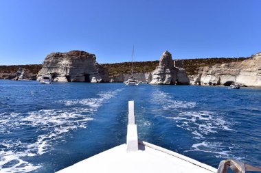 Turistik bir yat Kleftiko bay Milos Adası, Yunanistan'da ayrılıyor