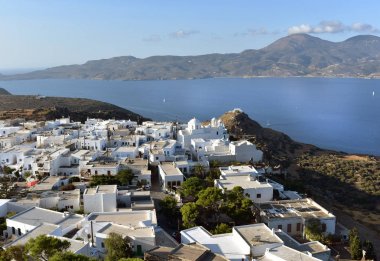 Beyaz eski şehir, Plaka ile Rum Ortodoks Kilisesi ve Milos Bay Plaka Castle, Milos Island, Yunanistan