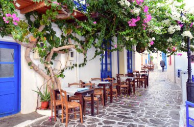 Geleneksel Arnavut kaldırımı taşı Milos Adası, Yunanistan Plaka köyden bir sokak süslenmiş