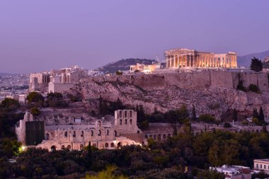Sermaye Atina şehir ve ünlü Akropolis tepesi Yunanistan alacakaranlıkta panoramik manzarası