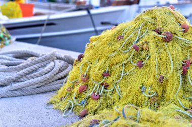 Livadi, Serifos Island, Yunanistan'ın ana limanı sarı balık ağlarına