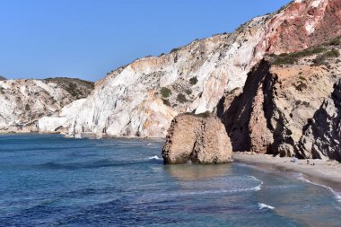 Firiplaka Beach, Milos Adası, Yunanistan Güney tarafında yer alan uzun ve popüler plaj