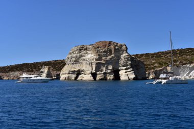 Milos Island - Yunanistan / 09.13.2017: turistik yat ve Kleftiko güney batısında island, Yunanistan, Cyclades, Milos Adası'nın muhteşem rock alanında