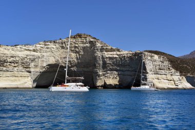 Milos Island - Yunanistan / 09.13.2017: turistik yat ve Kleftiko güney batısında island, Yunanistan, Cyclades, Milos Adası'nın muhteşem rock alanında