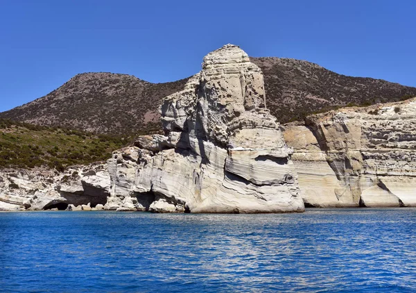 Σπήλαια Και Βραχώδεις Σχηματισμοί Από Θάλασσα Στην Περιοχή Κλέφτικο Μήλος — Φωτογραφία Αρχείου