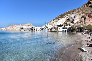Milos Island - Yunanistan / 09.09.2017: görüntülemek için plaja Firopotamos Köyü, Milos, Cyclades Adaları, Yunanistan