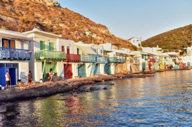 Milos Island - Yunanistan / 09.14.2017: Klima, geleneksel balıkçı köyü ile iki katlı evlerde çok renkli kayaların doğal concavities. Milos island, Cyclades, Yunanistan