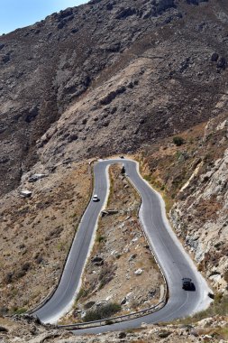 Livadi Köyü ve Chora Köyü Serifos Island, Yunanistan arasındaki yol kavisli