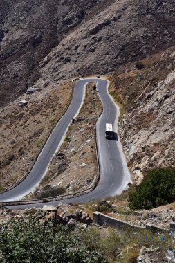 Livadi Köyü ve Chora Köyü Serifos Island, Yunanistan arasındaki yol kavisli