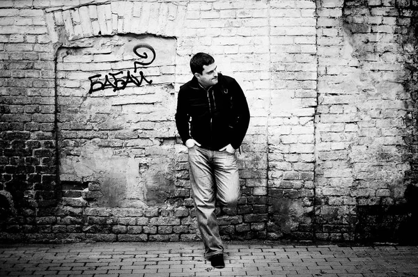 Duvara yakın duran adam. Yazıt (Umacı duvardaki - babay)