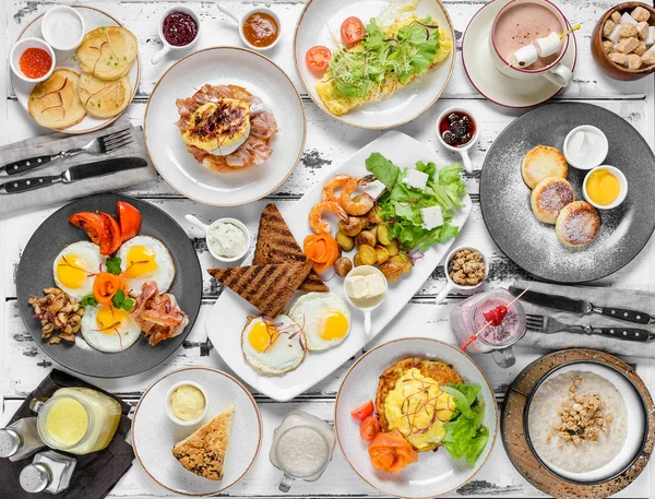 Ovanifrån Hälsosam Frukost Med Stekt Ägg Rostat Bröd Och Grönsaker — Stockfoto