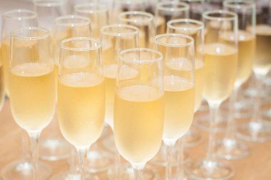 bardak köpüklü şarap