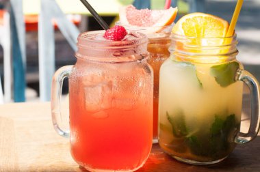 Üç soğuk meyve kokteylleri