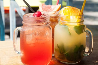 Üç soğuk meyve kokteylleri