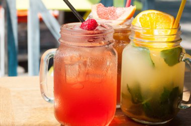 Üç soğuk meyve kokteylleri