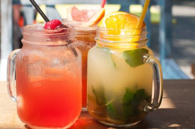 Üç soğuk meyve kokteylleri