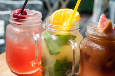 Üç soğuk meyve kokteylleri