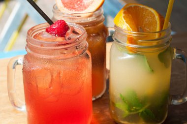 Üç soğuk meyve kokteylleri