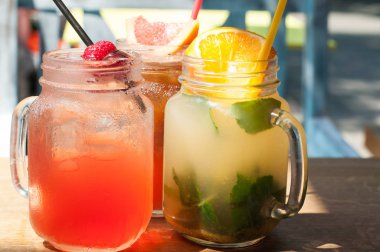 Üç soğuk meyve kokteylleri