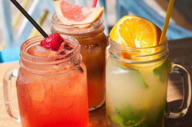 Üç soğuk meyve kokteylleri