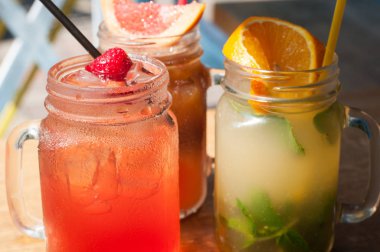 Üç soğuk meyve kokteylleri