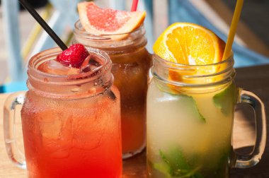 Üç soğuk meyve kokteylleri